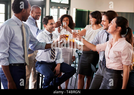 Kollegen treffen Für nach Abschluss der Arbeiten einen Drink in der Bar einen Toast Stockfoto