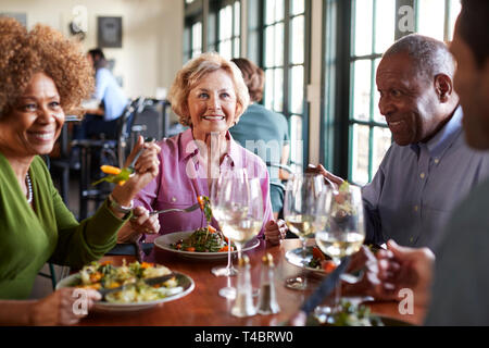 Gruppe von lächelnden älteren Freunde treffen zum Essen im Restaurant Stockfoto