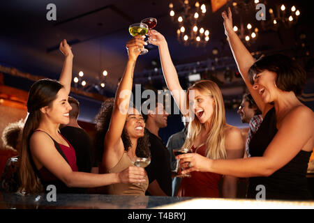 Gruppe von weiblichen Freunde feiern in der Cocktailbar zusammen Stockfoto