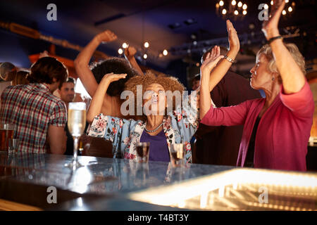 Frauenanteil Freunde tanzen In Bar zusammen Stockfoto