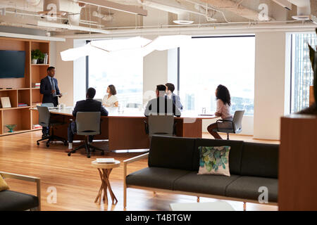 Gruppe der Geschäftsleute treffen um den Tisch In modernen Büro Stockfoto