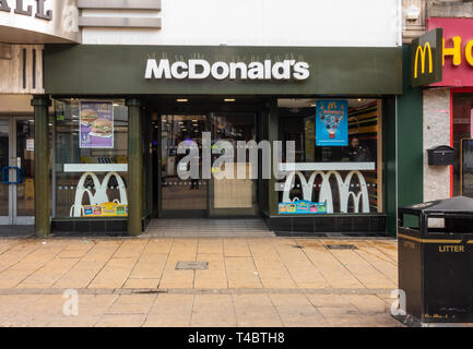 Die McDoanlds Fast-Food-Restaurant auf der George Street, Luton, Bedfordshire, Großbritannien Stockfoto