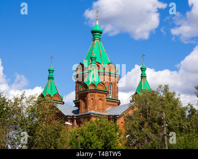 Zadonsk, Russland - 28. August 2018: Blick auf die Kirche der Dreifaltigkeit unter den Bäumen, Zadonsk Stockfoto