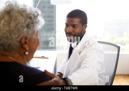 Ältere Frau Treffen mit männlicher Arzt Schönheitschirurg im Büro Stockfoto