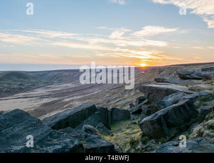 Marsden Moor, Yorkshire, UK, 13. April 2019. Die Sonne über eine beliebte Tal Ort mit Blick auf die Yorkshire Moor- und Landschaft. Stockfoto