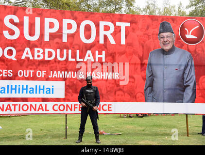 Eine Indische paramilitärischen Kommando gesehen stehen auf Guard während einer Wahlkampagne Rallye von Indiens politische Partei der Nationalen Konferenz in Srinagar. Indien hält allgemeine Wahlen in sieben Phasen, von denen der erste wurde am 11. April statt. Stockfoto