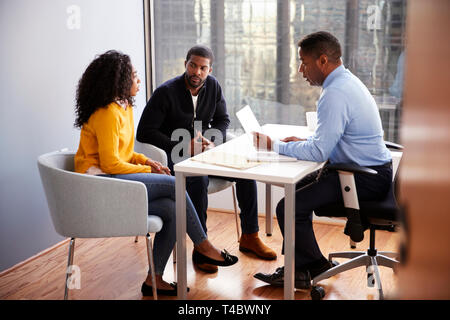 Paar treffen mit männlichen Finanzberater Beziehung Ratgeber in Office Stockfoto