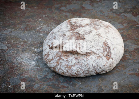 Dinkel und Roggen Sauerteigbrot auf Schiefer Stockfoto