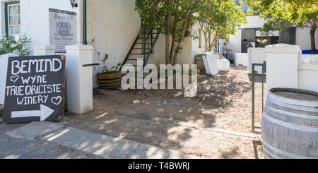 Bemind Garagiste Weinkeller (Bemind Wyne) Eingang von der Straße mit Vorzeichen, McGregor, Robertson Valley, Western Cape Town, Südafrika Stockfoto