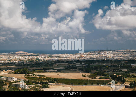 Schöne Panoramasicht auf Malta Insel von der Spitze der Bastion Square um Mdina Mosta Rotunda mit der katholischen Kirche. Travel Concept Stockfoto