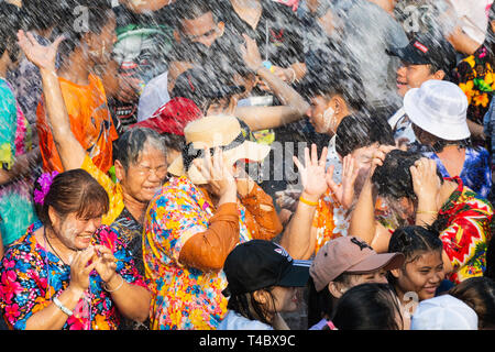 SUKHOTHAI, Thailand - 15 april 2019: Thailänder feiern Neujahr Songkran Water Festival auf der Straße.