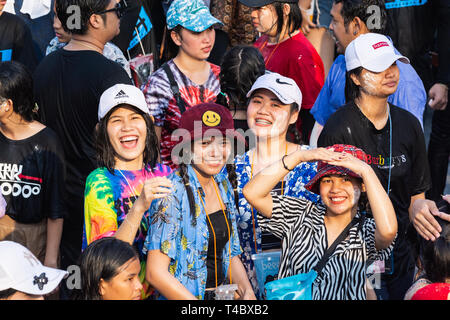 SUKHOTHAI, Thailand - 15 april 2019: Thailänder feiern Neujahr Songkran Water Festival auf der Straße. Stockfoto