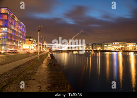 Dublins Samuel Beckett Bridge bei Nacht, von Santiago Calatrava entworfen, Sie überspannt den Fluss Liffey Stockfoto