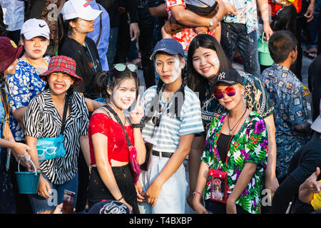 SUKHOTHAI, Thailand - 15 april 2019: Thailänder feiern Neujahr Songkran Water Festival auf der Straße.