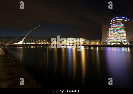 Dublins Samuel Beckett Bridge bei Nacht, von Santiago Calatrava entworfen, Sie überspannt den Fluss Liffey Stockfoto