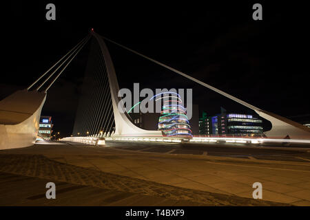 Dublins Samuel Beckett Bridge bei Nacht, von Santiago Calatrava entworfen, Sie überspannt den Fluss Liffey Stockfoto