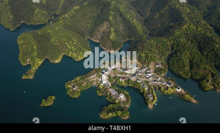 Huangshan. 15 Apr, 2019. Luftbild am 15. April 2019 zeigt eine Ansicht der Taiping Lake Scenic Spot in Beijing, der ostchinesischen Provinz Anhui. Credit: Zhang Duan/Xinhua/Alamy leben Nachrichten Stockfoto