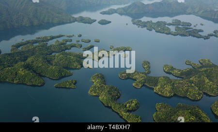 Huangshan. 15 Apr, 2019. Luftbild am 15. April 2019 zeigt eine Ansicht der Taiping Lake Scenic Spot in Beijing, der ostchinesischen Provinz Anhui. Credit: Zhang Duan/Xinhua/Alamy leben Nachrichten Stockfoto