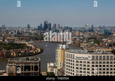 (190415) -- LONDON, April 15, 2019 (Xinhua) - die Stadt von London über die Themse in das Foto am 15. Mai in London, Großbritannien 2018 gesehen. Der Deal zwischen der britische Premierminister Theresa Mai und die Europäische Union (EU) vereinbarten die Brexit Datum bis Ende Oktober zu verlängern, wird die Erholung der wirtschaftlichen Leistungsfähigkeit verzögern, Ökonom sagte kürzlich in einem Interview mit Xinhua. Mai Einigung in Brüssel mit den Staats- und Regierungschefs der EU die Brexit Datum von 12. April bis Okt. 31 zu verschieben, wird die Wirtschafts- und Währungspolitik Folgen haben, laut Paulus Dales, Chief Economist bei Großbritannien Hauptstadt E Stockfoto