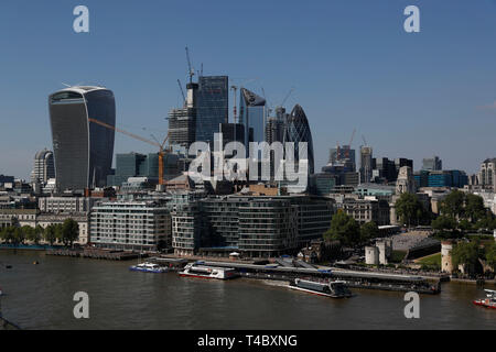 (190415) -- LONDON, April 15, 2019 (Xinhua) - Foto am 15. Mai, 2018 zeigt die Stadt London in London, Großbritannien. Der Deal zwischen der britische Premierminister Theresa Mai und die Europäische Union (EU) vereinbarten die Brexit Datum bis Ende Oktober zu verlängern, wird die Erholung der wirtschaftlichen Leistungsfähigkeit verzögern, Ökonom sagte kürzlich in einem Interview mit Xinhua. Mai Einigung in Brüssel mit den Staats- und Regierungschefs der EU die Brexit Datum von 12. April bis Okt. 31 zu verschieben, wird die Wirtschafts- und Währungspolitik Folgen haben, laut Paulus Dales, Chief UK Economist bei Capital Economics, eine wirtschaftliche Analyse fi Stockfoto