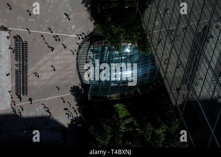 (190415) -- LONDON, April 15, 2019 (Xinhua) - Foto am 15. Mai, 2018 zeigt Menschen zu Fuß am Canary Wharf in London, Großbritannien. Der Deal zwischen der britische Premierminister Theresa Mai und die Europäische Union (EU) vereinbarten die Brexit Datum bis Ende Oktober zu verlängern, wird die Erholung der wirtschaftlichen Leistungsfähigkeit verzögern, Ökonom sagte kürzlich in einem Interview mit Xinhua. Mai Einigung in Brüssel mit den Staats- und Regierungschefs der EU die Brexit Datum von 12. April bis Okt. 31 zu verschieben, wird die Wirtschafts- und Währungspolitik Folgen haben, laut Paulus Dales, Chief UK Economist bei Capital Economics, eine wirtschaftliche Stockfoto