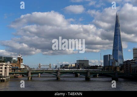 (190415) -- LONDON, April 15, 2019 (Xinhua) - Foto auf Sept. 27, 2015 zeigt den Shard in London, Großbritannien. Der Deal zwischen der britische Premierminister Theresa Mai und die Europäische Union (EU) vereinbarten die Brexit Datum bis Ende Oktober zu verlängern, wird die Erholung der wirtschaftlichen Leistungsfähigkeit verzögern, Ökonom sagte kürzlich in einem Interview mit Xinhua. Mai Einigung in Brüssel mit den Staats- und Regierungschefs der EU die Brexit Datum von 12. April bis Okt. 31 zu verschieben, wird die Wirtschafts- und Währungspolitik Folgen haben, laut Paulus Dales, Chief UK Economist bei Capital Economics, eine wirtschaftliche Analyse Unternehmen in L Stockfoto