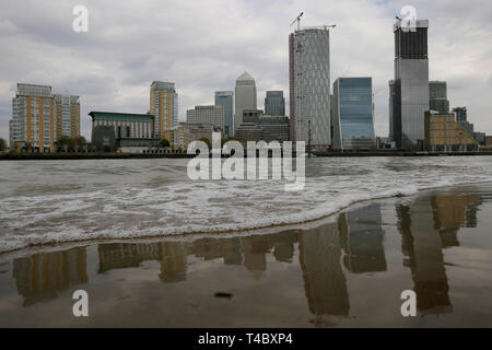 (190415) -- LONDON, April 15, 2019 (Xinhua) - Foto am 12. April 2019 zeigt einen allgemeinen Blick auf Canary Wharf in London, Großbritannien. Der Deal zwischen der britische Premierminister Theresa Mai und die Europäische Union (EU) vereinbarten die Brexit Datum bis Ende Oktober zu verlängern, wird die Erholung der wirtschaftlichen Leistungsfähigkeit verzögern, Ökonom sagte kürzlich in einem Interview mit Xinhua. Mai Einigung in Brüssel mit den Staats- und Regierungschefs der EU die Brexit Datum von 12. April bis Okt. 31 zu verschieben, wird die Wirtschafts- und Währungspolitik Folgen haben, laut Paulus Dales, Chief UK Economist bei Capital Economics eine Econom Stockfoto