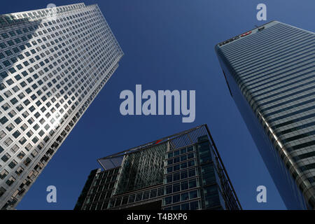 (190415) -- LONDON, April 15, 2019 (Xinhua) - Foto am 15. Mai, 2018 zeigt Gebäude mit HSBC (R) und der Bank von Amerika (C) Logos in Canary Wharf in London, Großbritannien. Der Deal zwischen der britische Premierminister Theresa Mai und die Europäische Union (EU) vereinbarten die Brexit Datum bis Ende Oktober zu verlängern, wird die Erholung der wirtschaftlichen Leistungsfähigkeit verzögern, Ökonom sagte kürzlich in einem Interview mit Xinhua. Mai Einigung in Brüssel mit den Staats- und Regierungschefs der EU die Brexit Datum von 12. April bis Okt. 31 zu verschieben, wird die Wirtschafts- und Währungspolitik Folgen haben, laut Paulus Dales, Chief UK econ Stockfoto