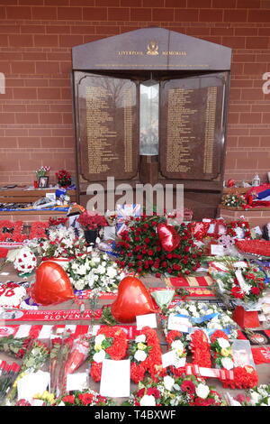 Liverpool UK, 15. April 2019. Menschen versammeln sich am Hillsborough Denkmal an der Anfield den 30. Jahrestag der Katastrophe von Hillsborough, 96 Liverpool Fans ihr Leben verloren. Credit: Ken Biggs/Alamy Leben Nachrichten. Stockfoto