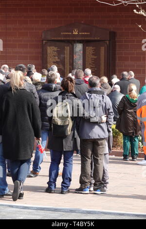 Liverpool UK, 15. April 2019. Menschen versammeln sich am Hillsborough Denkmal an der Anfield den 30. Jahrestag der Katastrophe von Hillsborough, 96 Liverpool Fans ihr Leben verloren. Credit: Ken Biggs/Alamy Leben Nachrichten. Stockfoto