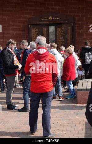 Liverpool UK, 15. April 2019. Menschen versammeln sich am Hillsborough Denkmal an der Anfield den 30. Jahrestag der Katastrophe von Hillsborough, 96 Liverpool Fans ihr Leben verloren. Credit: Ken Biggs/Alamy Leben Nachrichten. Stockfoto