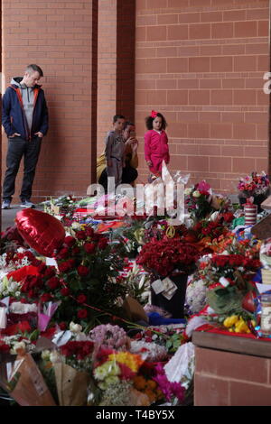 Liverpool UK, 15. April 2019. Menschen versammeln sich am Hillsborough Denkmal an der Anfield den 30. Jahrestag der Katastrophe von Hillsborough, 96 Liverpool Fans ihr Leben verloren. Credit: Ken Biggs/Alamy Leben Nachrichten. Stockfoto