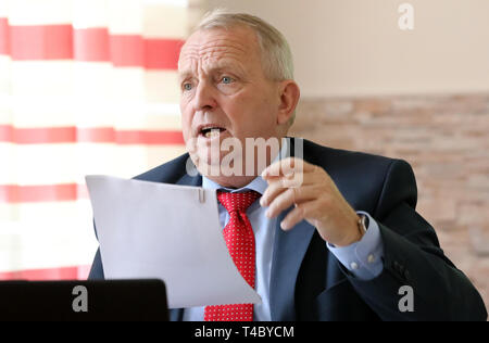 Selmsdorf, Deutschland. 15 Apr, 2019. Till Backhaus (SPD), Minister für Landwirtschaft, informiert im Rahmen einer Pressekonferenz im Grenzhus über die Ergebnisse des Frühjahrsgipfels Volkszählung des Nandus. Die Nandus heimisch in Südamerika haben die Verbreitung schneller und schneller wurde in der Region rund um See Ratzeburg seit fast zwei Jahrzehnten. Im Herbst 2018, 560 Tiere gezählt worden - mehr als doppelt so viele wie im Frühjahr des gleichen Jahres. Quelle: Bernd Wüstneck/dpa/Alamy leben Nachrichten Stockfoto