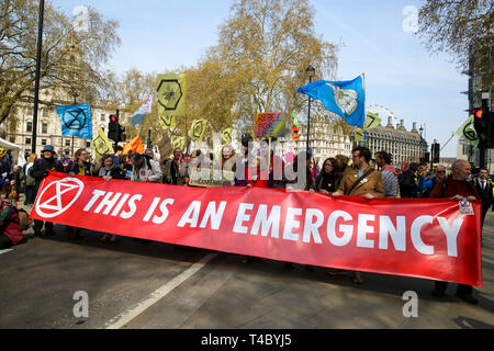 Parliament Square. London, UK, 15. April 2019 - Hunderte von Umweltaktivisten demonstriert in Parliament Square entscheidende Maßnahmen der britischen Regierung auf die Umweltkrise zu verlangen. Der Protest ist vom Aussterben Rebellion organisiert. Credit: Dinendra Haria/Alamy leben Nachrichten Stockfoto