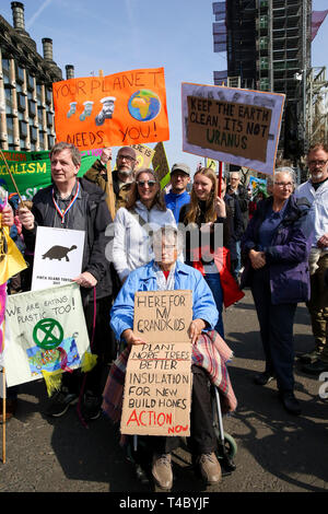 Parliament Square. London, UK, 15. April 2019 - Hunderte von Umweltaktivisten demonstriert in Parliament Square entscheidende Maßnahmen der britischen Regierung auf die Umweltkrise zu verlangen. Der Protest ist vom Aussterben Rebellion organisiert. Credit: Dinendra Haria/Alamy leben Nachrichten Stockfoto
