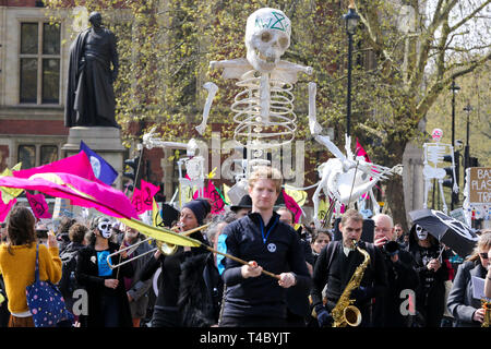 Parliament Square. London, UK, 15. April 2019 - Hunderte von Umweltaktivisten demonstriert in Parliament Square entscheidende Maßnahmen der britischen Regierung auf die Umweltkrise zu verlangen. Der Protest ist vom Aussterben Rebellion organisiert. Credit: Dinendra Haria/Alamy leben Nachrichten Stockfoto