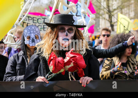 Parliament Square. London, UK, 15. April 2019 - Hunderte von Umweltaktivisten demonstriert in Parliament Square entscheidende Maßnahmen der britischen Regierung auf die Umweltkrise zu verlangen. Der Protest ist vom Aussterben Rebellion organisiert. Credit: Dinendra Haria/Alamy leben Nachrichten Stockfoto