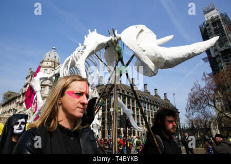 Parliament Square. London, UK, 15. April 2019 - Hunderte von Umweltaktivisten demonstriert in Parliament Square entscheidende Maßnahmen der britischen Regierung auf die Umweltkrise zu verlangen. Der Protest ist vom Aussterben Rebellion organisiert. Credit: Dinendra Haria/Alamy leben Nachrichten Stockfoto