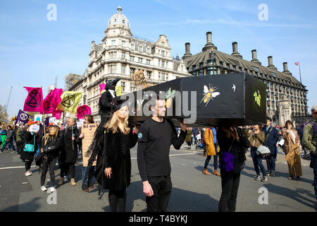Parliament Square. London, UK, 15. April 2019 - Hunderte von Umweltaktivisten demonstriert in Parliament Square entscheidende Maßnahmen der britischen Regierung auf die Umweltkrise zu verlangen. Der Protest ist vom Aussterben Rebellion organisiert. Credit: Dinendra Haria/Alamy leben Nachrichten Stockfoto