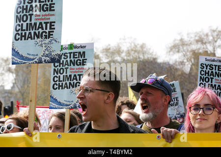 Parliament Square. London, UK, 15. April 2019 - Hunderte von Umweltaktivisten demonstriert in Parliament Square entscheidende Maßnahmen der britischen Regierung auf die Umweltkrise zu verlangen. Der Protest ist vom Aussterben Rebellion organisiert. Credit: Dinendra Haria/Alamy leben Nachrichten Stockfoto