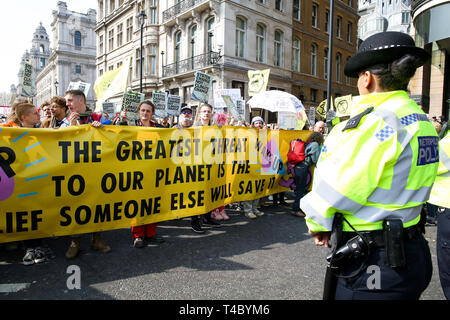 Parliament Square. London, UK, 15. April 2019 - Hunderte von Umweltaktivisten demonstriert in Parliament Square entscheidende Maßnahmen der britischen Regierung auf die Umweltkrise zu verlangen. Der Protest ist vom Aussterben Rebellion organisiert. Credit: Dinendra Haria/Alamy leben Nachrichten Stockfoto