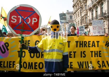 Parliament Square. London, UK, 15. April 2019 - Hunderte von Umweltaktivisten demonstriert in Parliament Square entscheidende Maßnahmen der britischen Regierung auf die Umweltkrise zu verlangen. Der Protest ist vom Aussterben Rebellion organisiert. Credit: Dinendra Haria/Alamy leben Nachrichten Stockfoto