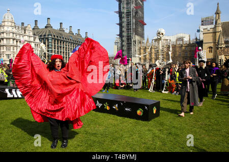Parliament Square. London, UK, 15. April 2019 - Hunderte von Umweltaktivisten demonstriert in Parliament Square entscheidende Maßnahmen der britischen Regierung auf die Umweltkrise zu verlangen. Der Protest ist vom Aussterben Rebellion organisiert. Credit: Dinendra Haria/Alamy leben Nachrichten Stockfoto