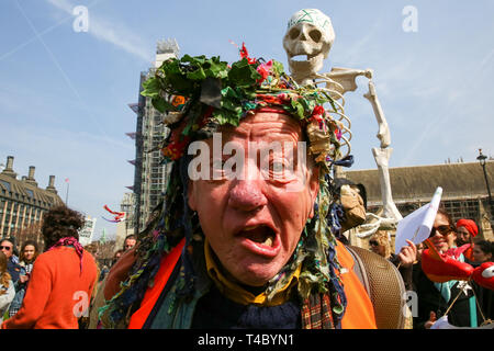 Parliament Square. London, UK, 15. April 2019 - Hunderte von Umweltaktivisten demonstriert in Parliament Square entscheidende Maßnahmen der britischen Regierung auf die Umweltkrise zu verlangen. Der Protest ist vom Aussterben Rebellion organisiert. Credit: Dinendra Haria/Alamy leben Nachrichten Stockfoto