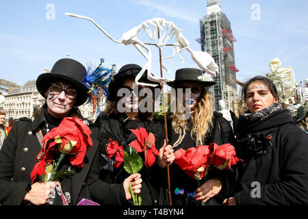 Parliament Square. London, UK, 15. April 2019 - Hunderte von Umweltaktivisten demonstriert in Parliament Square entscheidende Maßnahmen der britischen Regierung auf die Umweltkrise zu verlangen. Der Protest ist vom Aussterben Rebellion organisiert. Credit: Dinendra Haria/Alamy leben Nachrichten Stockfoto
