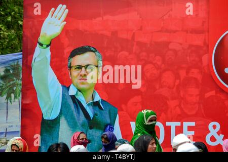 Srinagar, Kashmir. 15. Apr 2019. Die Anhänger der Nationalen Konferenz (NC), einer etablierten politischen Partei werden gesehen, um die Teilnahme an den Wahlkampf Rallye in Kaschmir. Nationale Konferenz, einer etablierten politischen Partei Wahlkampf Rallye in Srinagar gerichtet. Credit: ZUMA Press, Inc./Alamy leben Nachrichten Stockfoto