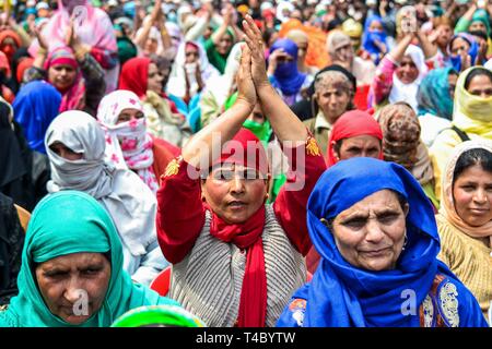 Srinagar, Kashmir. 15. Apr 2019. Ein Verfechter der Nationalen Konferenz (NC), einer etablierten politischen Partei gesehen Aufmunterung im Wahlkampf Rallye in Kaschmir. Nationale Konferenz, einer etablierten politischen Partei Wahlkampf Rallye in Srinagar gerichtet. Credit: ZUMA Press, Inc./Alamy leben Nachrichten Stockfoto