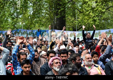 Srinagar, Kashmir. 15. Apr 2019. Die Anhänger der Nationalen Konferenz (NC), einer etablierten politischen Partei werden gesehen, Aufmunterung im Wahlkampf Rallye in Kaschmir. Nationale Konferenz, einer etablierten politischen Partei Wahlkampf Rallye in Srinagar gerichtet. Credit: ZUMA Press, Inc./Alamy leben Nachrichten Stockfoto