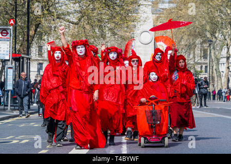 London, Großbritannien. 15. Apr 2019. Menschen, die das Blut der Toten in der extiontion hinunter Whitehall-Demonstranten Extintion Rebellion Block mehrere (Hyde Park, Oxford Circus, Piccadilly Circus, warterloo Brücke und Parliament Square) Kreuzungen in London als Teil der laufenden Aktion, die von der britischen Regierung, auf die 'Klima chrisis" verlangen. Die Aktion ist Teil einer international koordinierten protestieren. Credit: Guy Bell/Alamy leben Nachrichten Stockfoto