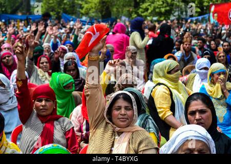 Srinagar, Kashmir. 15. Apr 2019. Die Anhänger der Nationalen Konferenz (NC), einer etablierten politischen Partei werden gesehen, Aufmunterung im Wahlkampf Rallye in Kaschmir. Nationale Konferenz, einer etablierten politischen Partei Wahlkampf Rallye in Srinagar gerichtet. Credit: ZUMA Press, Inc./Alamy leben Nachrichten Stockfoto